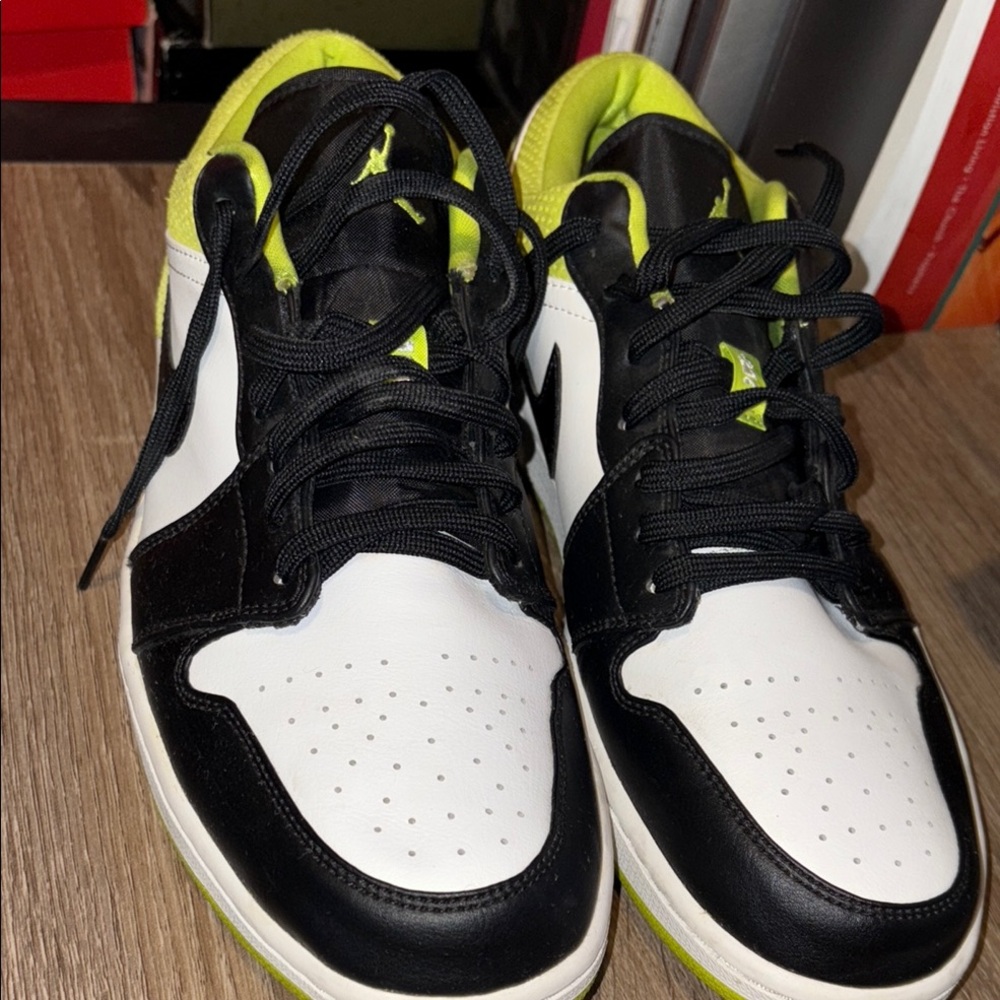 Men's Nike Air Jordan 1 low Size 13 Black and White Sneakers - Used